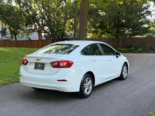 Summit White 2017 Chevrolet Cruze LT