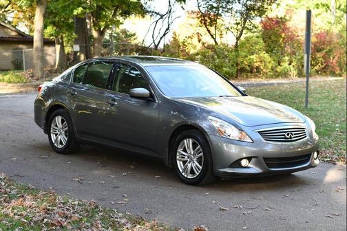 2015 INFINITI Q40 Base