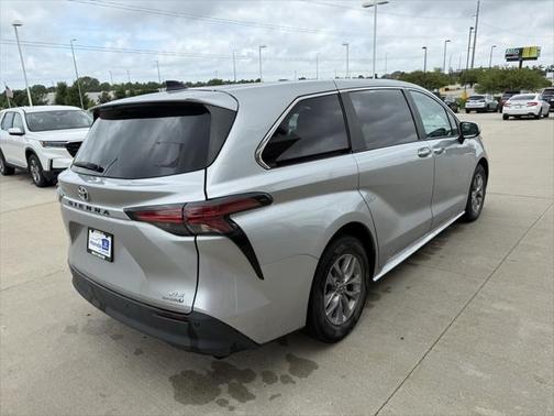 2022 Toyota Sienna XLE 7 Passenger