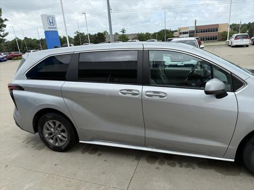 2022 Toyota Sienna XLE 7 Passenger