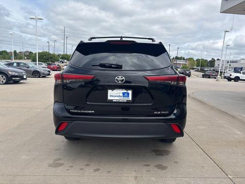 Midnight Black Metallic 2022 Toyota Highlander XLE