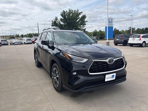 Midnight Black Metallic 2022 Toyota Highlander XLE