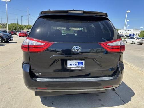 2018 Toyota Sienna LE