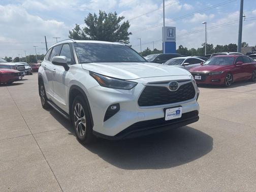 Blizzard Pearl 2021 Toyota Highlander XLE
