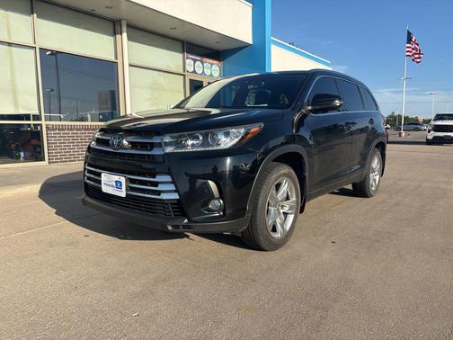 Midnight Black Metallic 2017 Toyota Highlander Limited