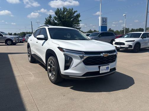 Summit White 2024 Chevrolet Trax LT