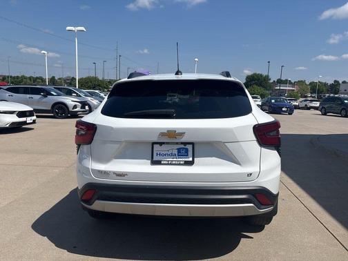 Summit White 2024 Chevrolet Trax LT