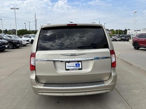 2016 Chrysler Town & Country Touring-L