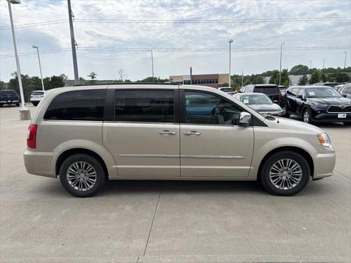 2016 Chrysler Town & Country Touring-L