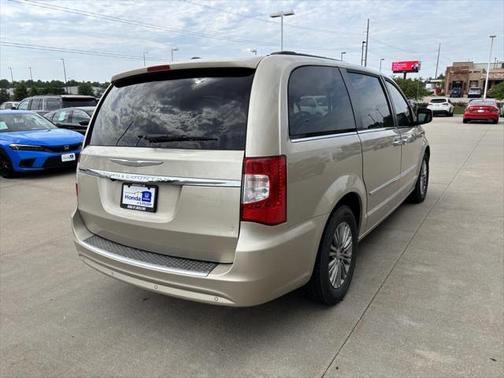 2016 Chrysler Town & Country Touring-L