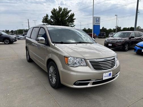 2016 Chrysler Town & Country Touring-L