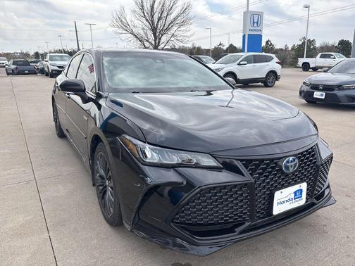 Midnight Black Metallic 2019 Toyota Avalon Hybrid XSE