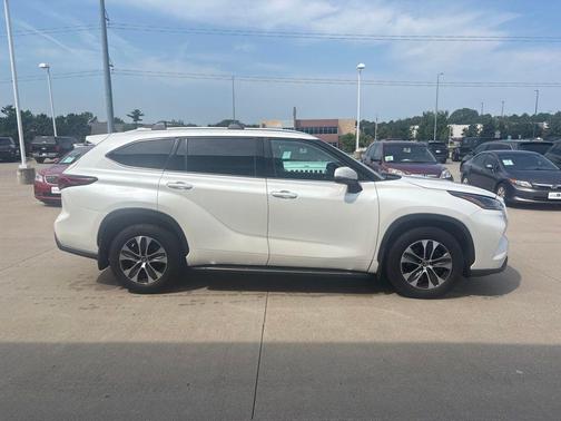 Blizzard Pearl 2021 Toyota Highlander XLE