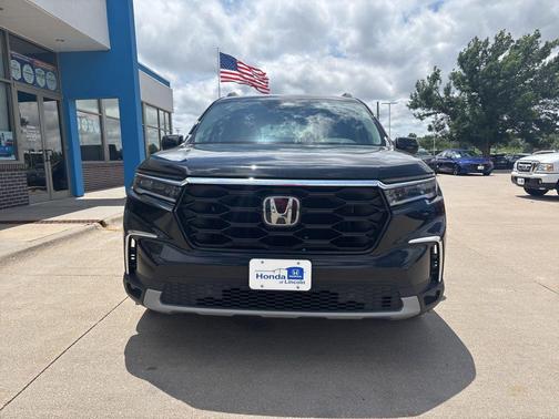 Crystal Black Pearl 2023 Honda Pilot Touring 8-Passenger