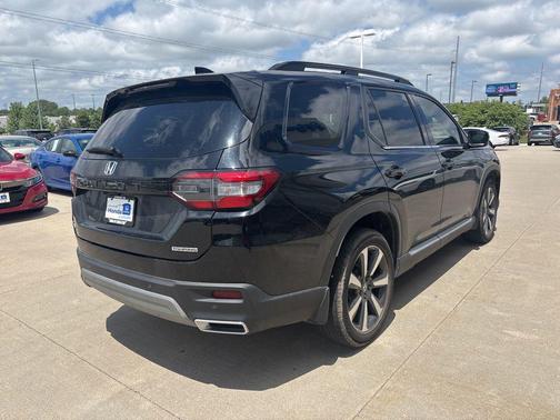 Crystal Black Pearl 2023 Honda Pilot Touring 8-Passenger