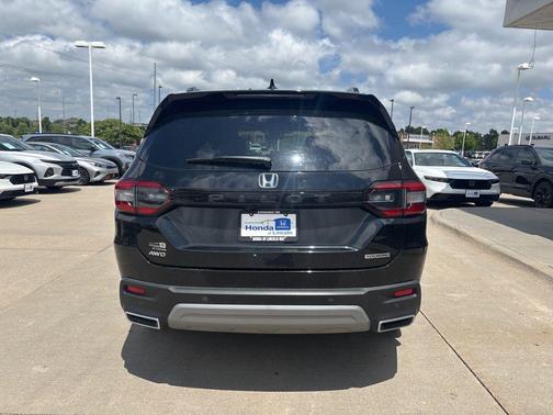 Crystal Black Pearl 2023 Honda Pilot Touring 8-Passenger