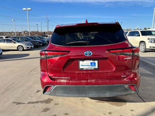 2022 Toyota Highlander Hybrid XLE