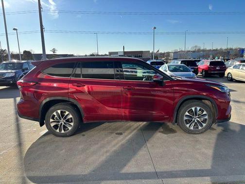 2022 Toyota Highlander Hybrid XLE