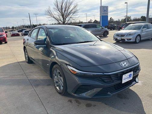 2024 Hyundai ELANTRA SEL