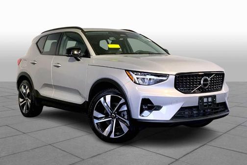 2023 Volvo XC40 B5 Plus Dark Theme