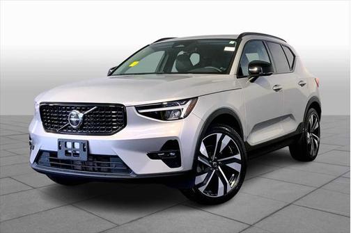 2023 Volvo XC40 B5 Plus Dark Theme