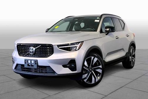 2023 Volvo XC40 B5 Plus Dark Theme