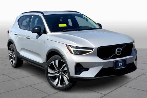 2023 Volvo XC40 B5 Plus Dark Theme