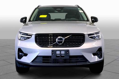2023 Volvo XC40 B5 Plus Dark Theme