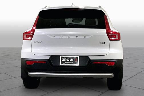 White 2021 Volvo XC40 T5 Momentum
