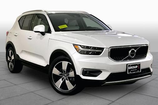 White 2021 Volvo XC40 T5 Momentum