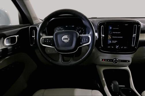 White 2021 Volvo XC40 T5 Momentum