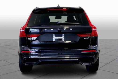 2023 Volvo XC60 B5 Ultimate Dark Theme