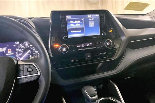 Midnight Black Metallic 2022 Toyota Highlander XLE