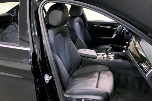 Photo 5 of 29 of 2019 BMW 530 i xDrive