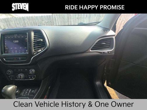 Diamond Black Crystal Pearlcoat 2022 Jeep Cherokee Trailhawk