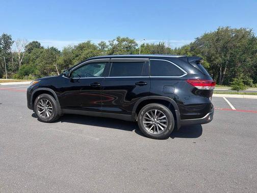 Black 2019 Toyota Highlander XLE