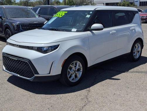 Snow White Pearl 2023 Kia Soul LX