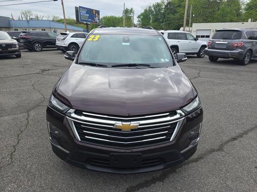 Black Cherry Metallic 2023 Chevrolet Traverse LT Cloth