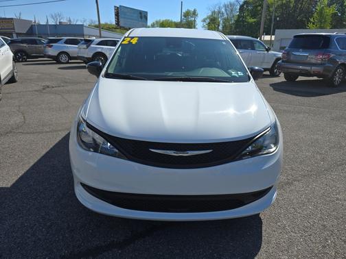Bright White Clearcoat 2024 Chrysler Voyager LX