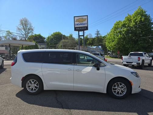 Bright White Clearcoat 2024 Chrysler Voyager LX