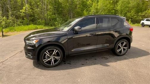 2022 Volvo XC40 T5 R-Design