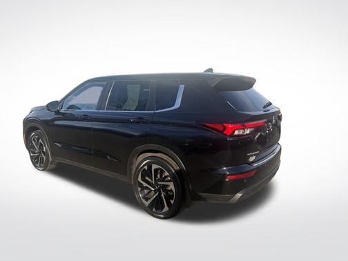 Labrador Black Pearl 2022 Mitsubishi Outlander ES