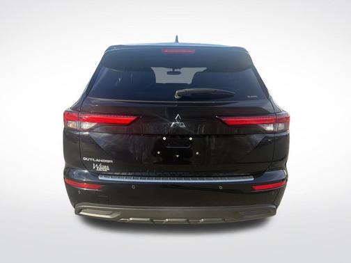 Labrador Black Pearl 2022 Mitsubishi Outlander ES