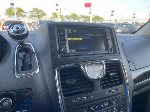 2014 Chrysler Town & Country Touring-L