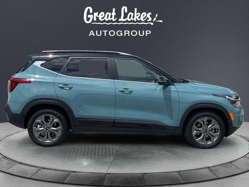 Blue / Black 2024 Kia Seltos S