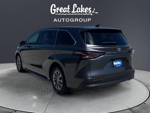 Magnetic Gray Metallic 2025 Toyota Sienna LE