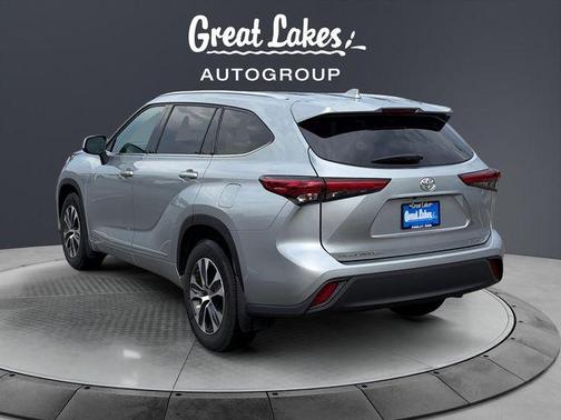 Celestial Silver Metallic 2021 Toyota Highlander XLE