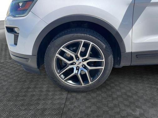 White Platinum Clearcoat Metallic 2019 Ford Explorer sport