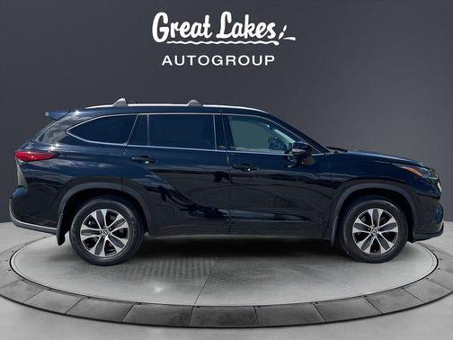 Midnight Black Metallic 2022 Toyota Highlander XLE