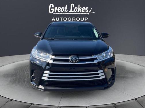 Midnight Black Metallic 2018 Toyota Highlander LE